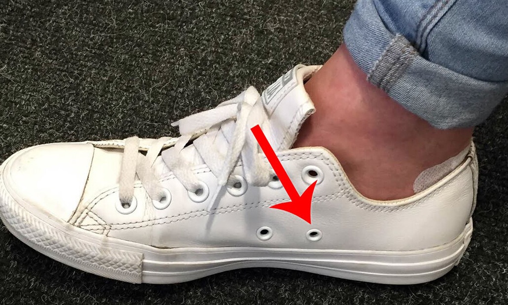 Ανακαλύψαμε επιτέλους τι ρόλο βαράνε ΑΥΤΕΣ οι τρύπες στα πλάγια των παπουτσιών