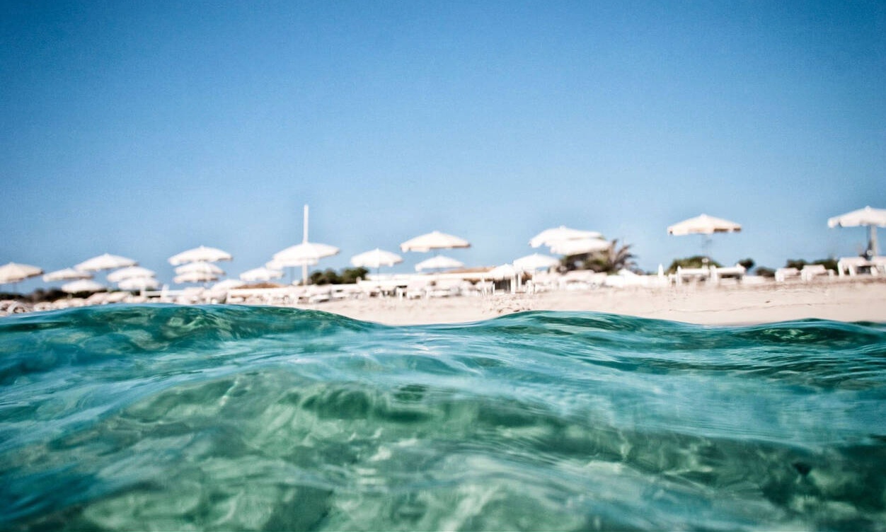 Ξαναμμένα ζευγάρια καταστρέφουν διάσημη παραλία κάνοντας σεξ στους αμμόλοφους (photo)