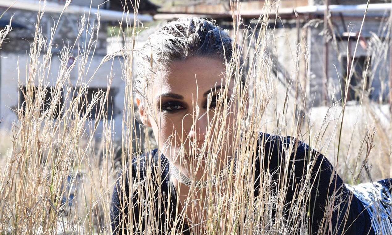 Η Μαρία Καρλάκη επιστρέφει με τραγούδι... πρόταση (vid)