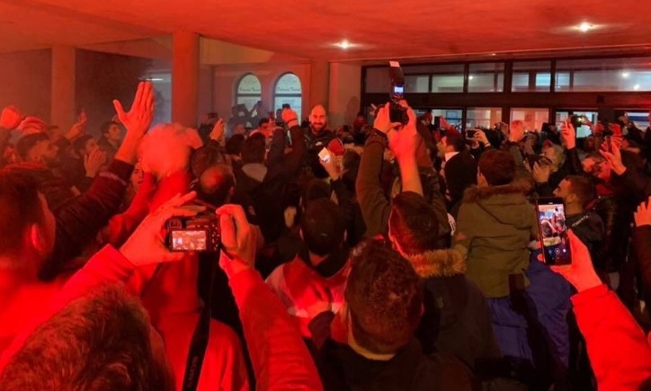 Ολυμπιακός: 500 οπαδοί υποδέχθηκαν την αποστολή στη Λήμνο (photos)