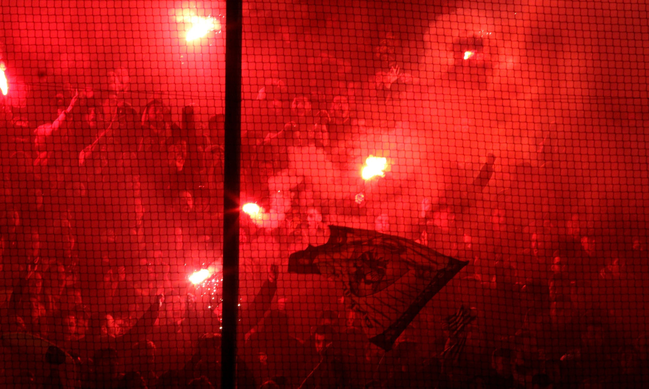 AEK-ΠΑΟΚ: Επεισόδια και δακρυγόνα έξω από τους οργανωμένους