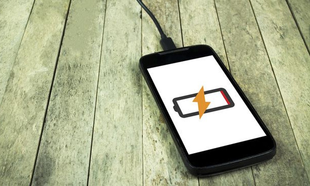 Τέσσερις τρόποι για να φορτίσεις γρηγορότερα το κινητό σου τηλέφωνο