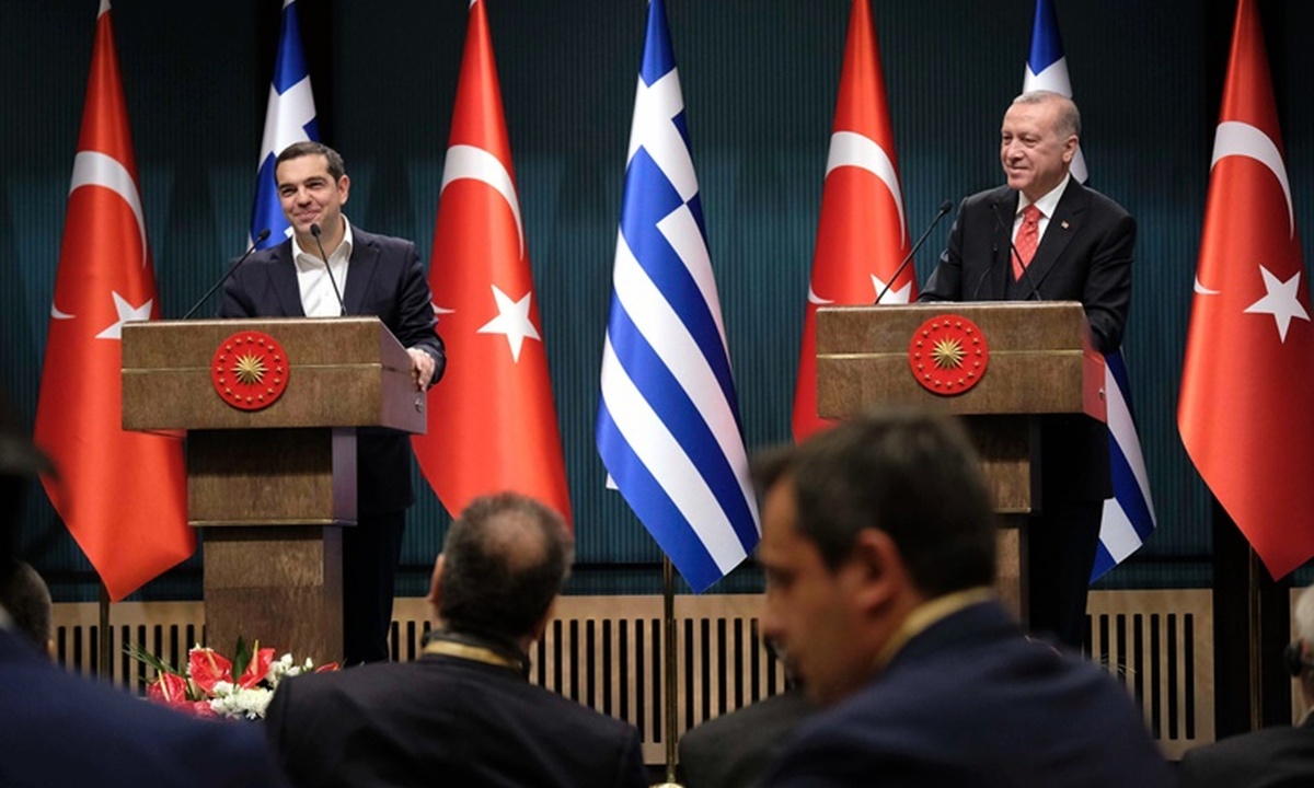 Η Τουρκάλα δημοσιογράφος που «τρέλανε» τον Τσίπρα (pics+vid)