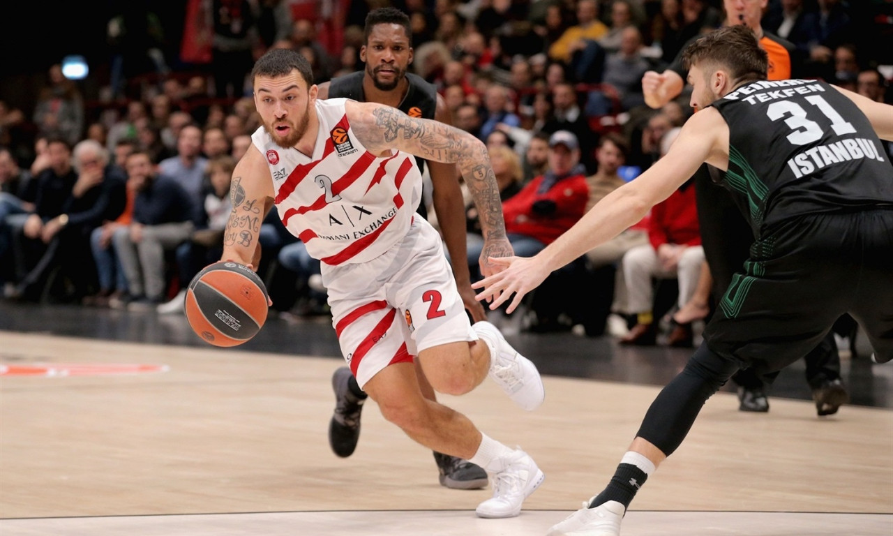 Αρμάνι Μιλάνο: Ο Μάικ Τζέιμς ξεπέρασε τον Κιθ Λάνγκφορντ! (video)