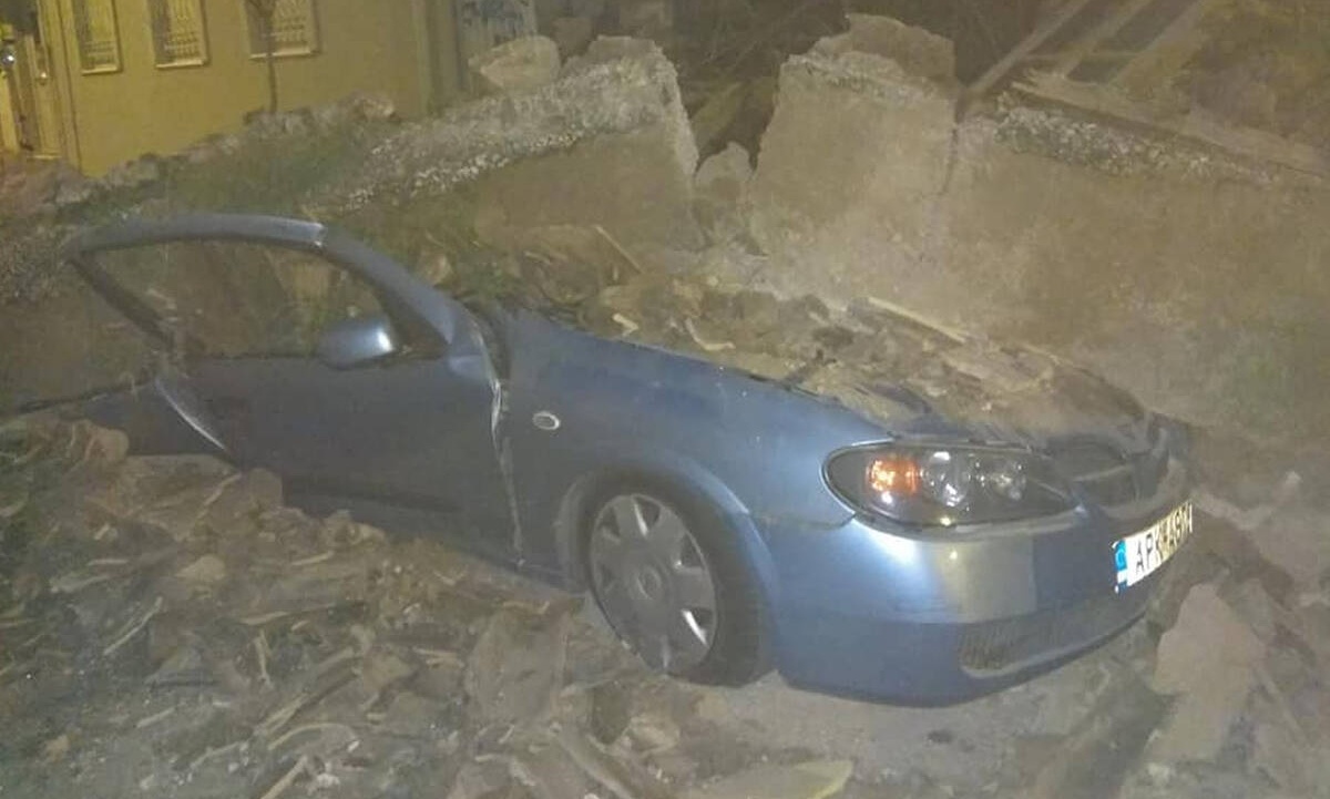 Συναγερμός στο Γκάζι: Κατέρρευσε σπίτι - Καταπλακώθηκαν αυτοκίνητα (pics)