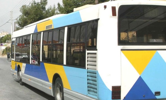 Το είδαμε και αυτό: Μπήκε με το μηχανάκι του σε λεωφορείο του ΟΑΣΑ (video)