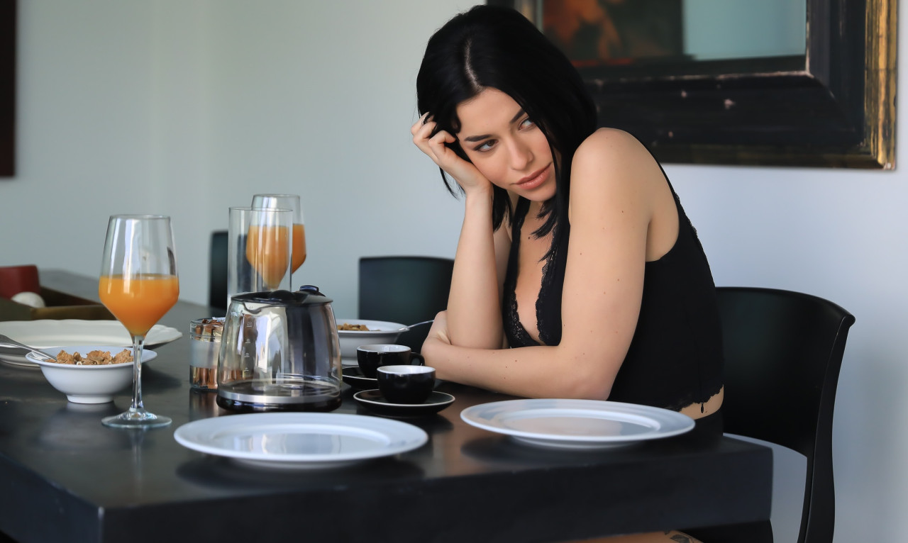 Η sexy Ειρήνη Στεριανού πρωταγωνιστεί στο video clip των Χρυσοχοϊδη-Taraxia