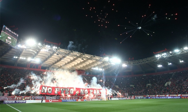 Ολυμπιακός-ΑΕΚ: Πήρε... φωτιά το «Καραϊσκάκη» (photos+video)