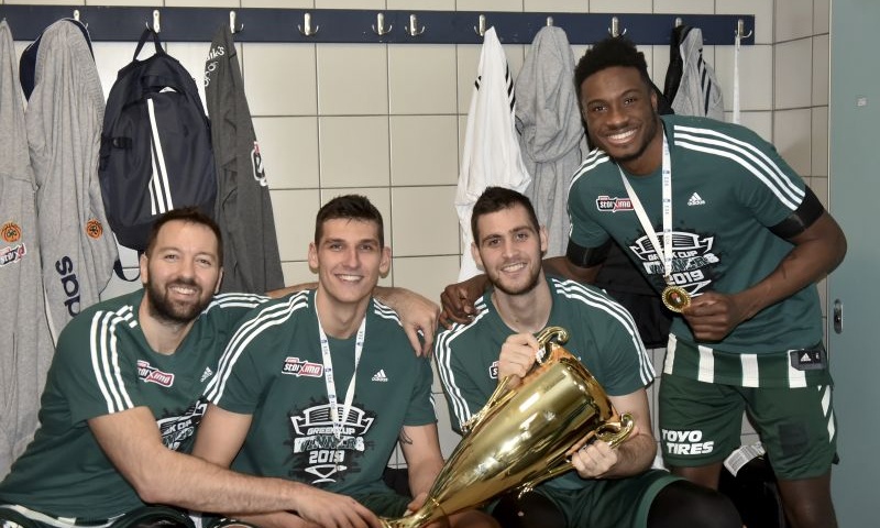 Παναθηναϊκός: Οι πανηγυρισμοί των Κυπελλούχων στα αποδυτήρια (photos)