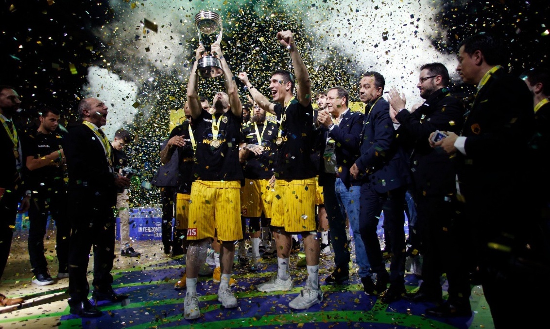 AEK – Φλαμένγκο: Η ιστορική στιγμή της απονομής των «κιτρινόμαυρων» (video&photos)