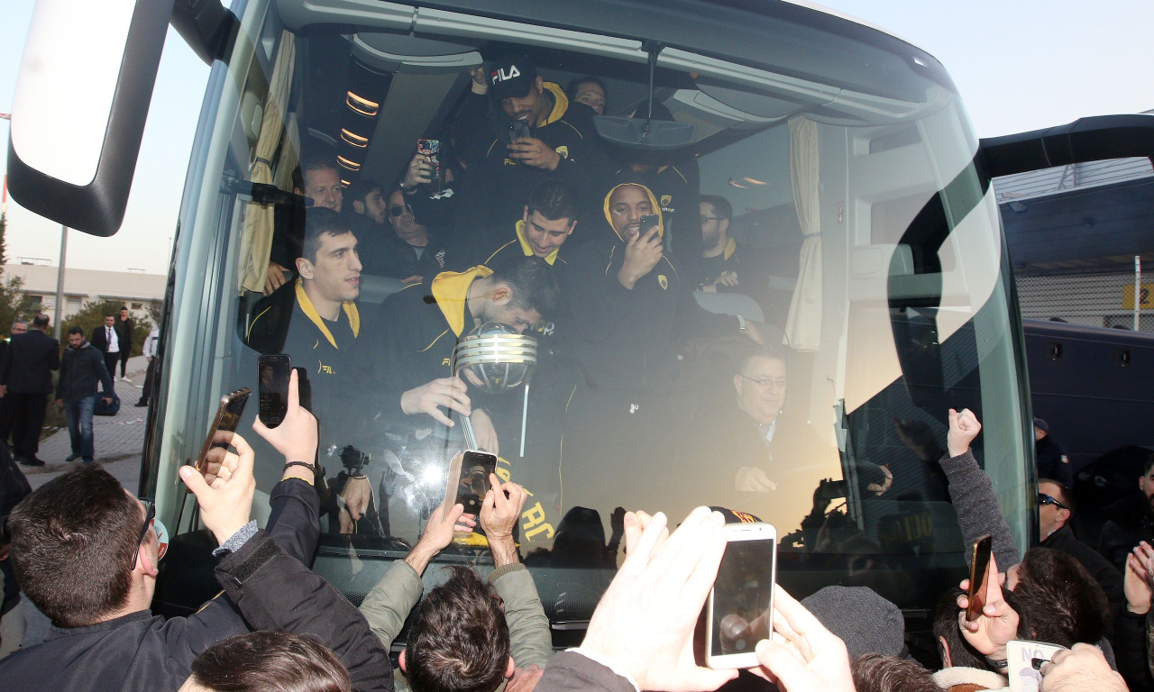 Έτσι υποδέχθηκαν την... Παγκόσμια ΑΕΚ οι οπαδοί της (video)
