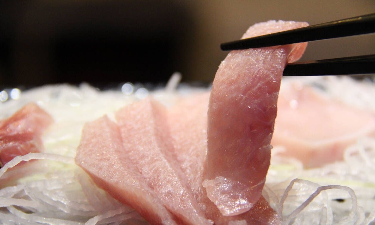 Ανατριχίλα: Απόκοσμο πλάσμα βρέθηκε σε στομάχι τόνου (video)