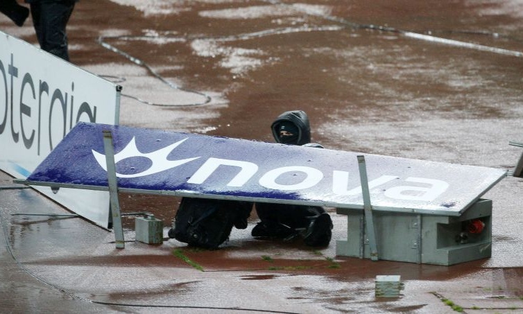 Σοκαριστική σκηνή στο ΟΑΚΑ: Πινακίδα καταπλάκωσε φωτογράφο (photos)