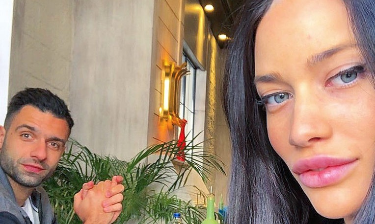Αγνώριστη η σύντροφος του Γιώργου Τζαβέλλα (pics)
