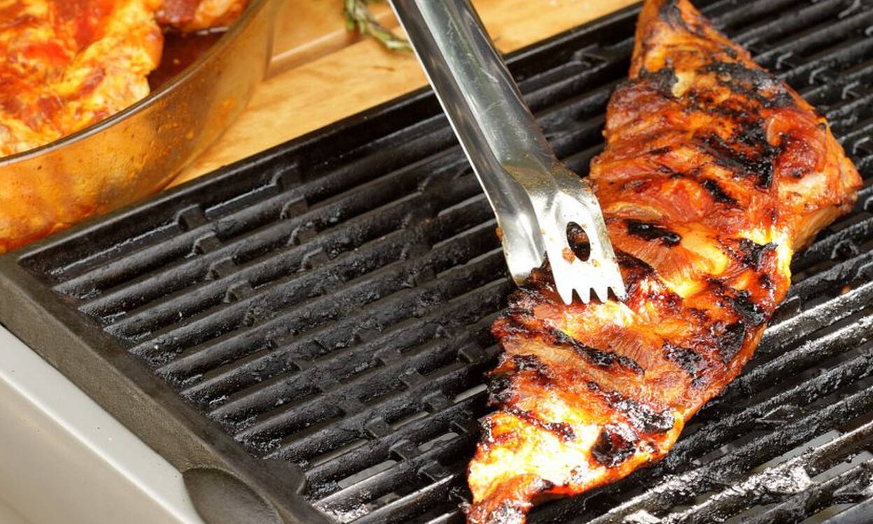 Ναύπλιο: Γραφείο τελετών, έψησε σε φέρετρο για την Τσικνοπέμπτη! (video)