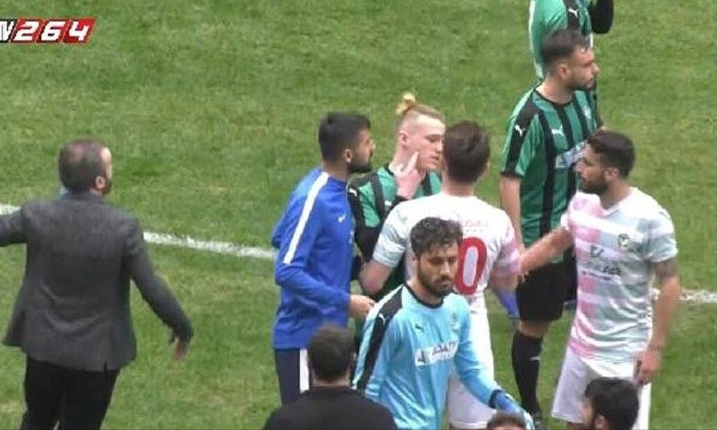 Βγήκαν ξυραφάκια σε τουρκικό αγώνα ποδοσφαίρου! (vid)