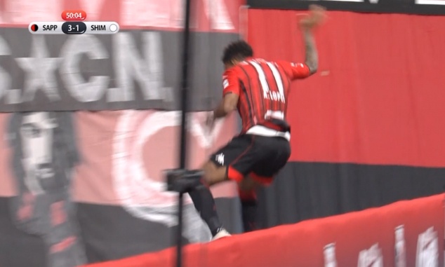 Απίθανος: Πήγε να πανηγυρίσει και... βούτηξε στο κενό! (video)