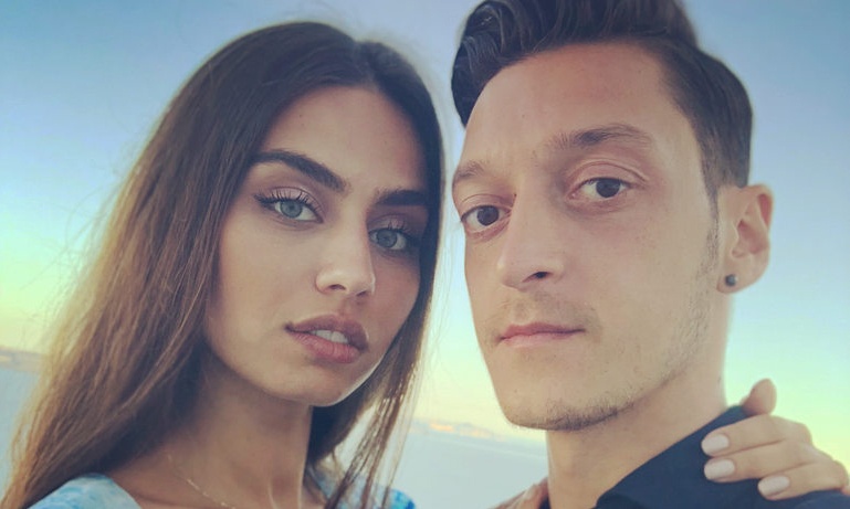 Παντρεύεται ο Οζίλ και η Μέρκελ έγινε έξαλλη - Τι συνέβη;