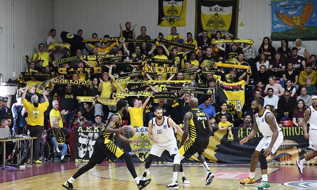 Το τρομερό πανό κι η βράβευση του Παντελή Μπούμπουρα από τους φίλους της ΑΕΚ (photos)