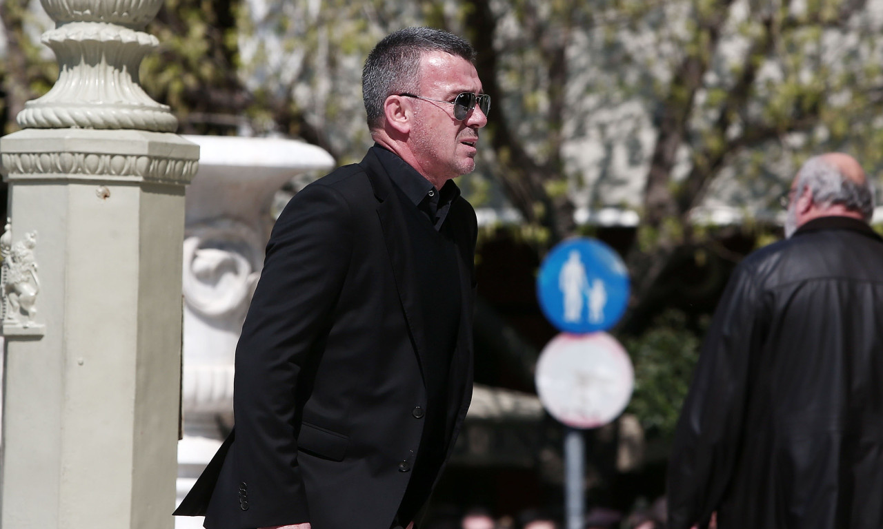 Ο Δημήτρης Σαραβάκος στη Μητρόπολη για τον Θανάση Γιαννακόπουλο (video)