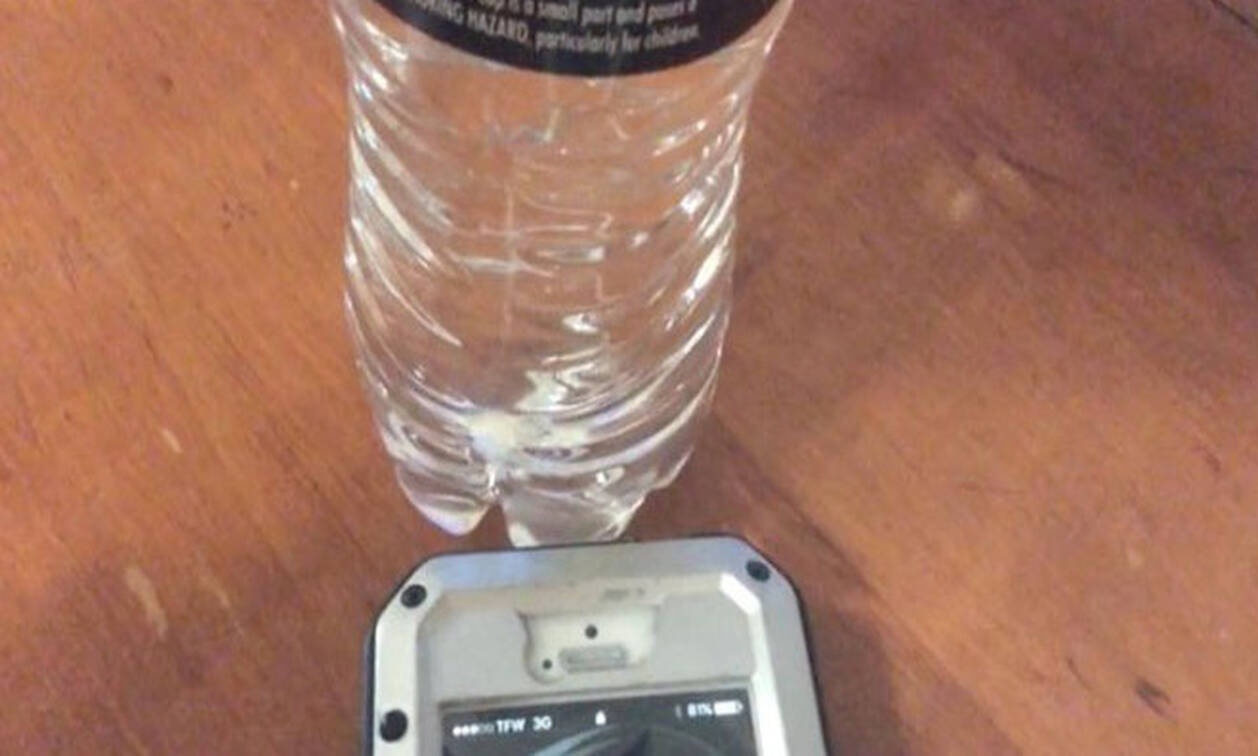 Δες τι θα συμβεί αν βάλεις το κινητό σου δίπλα σε ένα μπουκάλι με νερό! (video)