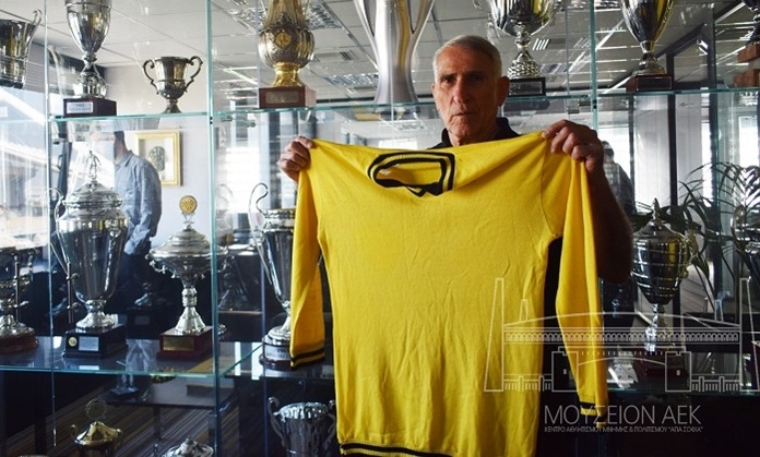 Η φανέλα του Σεραφείδη στο Μουσείο της ΑΕΚ (photos)