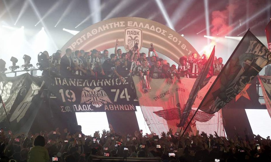 «Κάηκε» η Τούμπα για τον ΠΑΟΚ: Η στιγμή που ο Βιεϊρίνια σήκωσε την κούπα του πρωταθλητή! (photos)