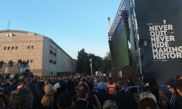 Πανικός και στο Λευκό Πύργο: Ο κόσμος του ΠΑΟΚ περιμένει τους πρωταθλητές! (photos)