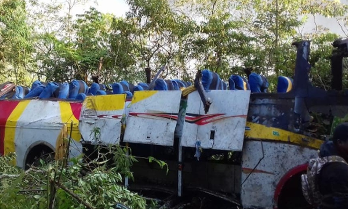 Τραγωδία στη Βολιβία: Λεωφορείο έπεσε σε χαράδρα – Τουλάχιστον 25 νεκροί (pics)