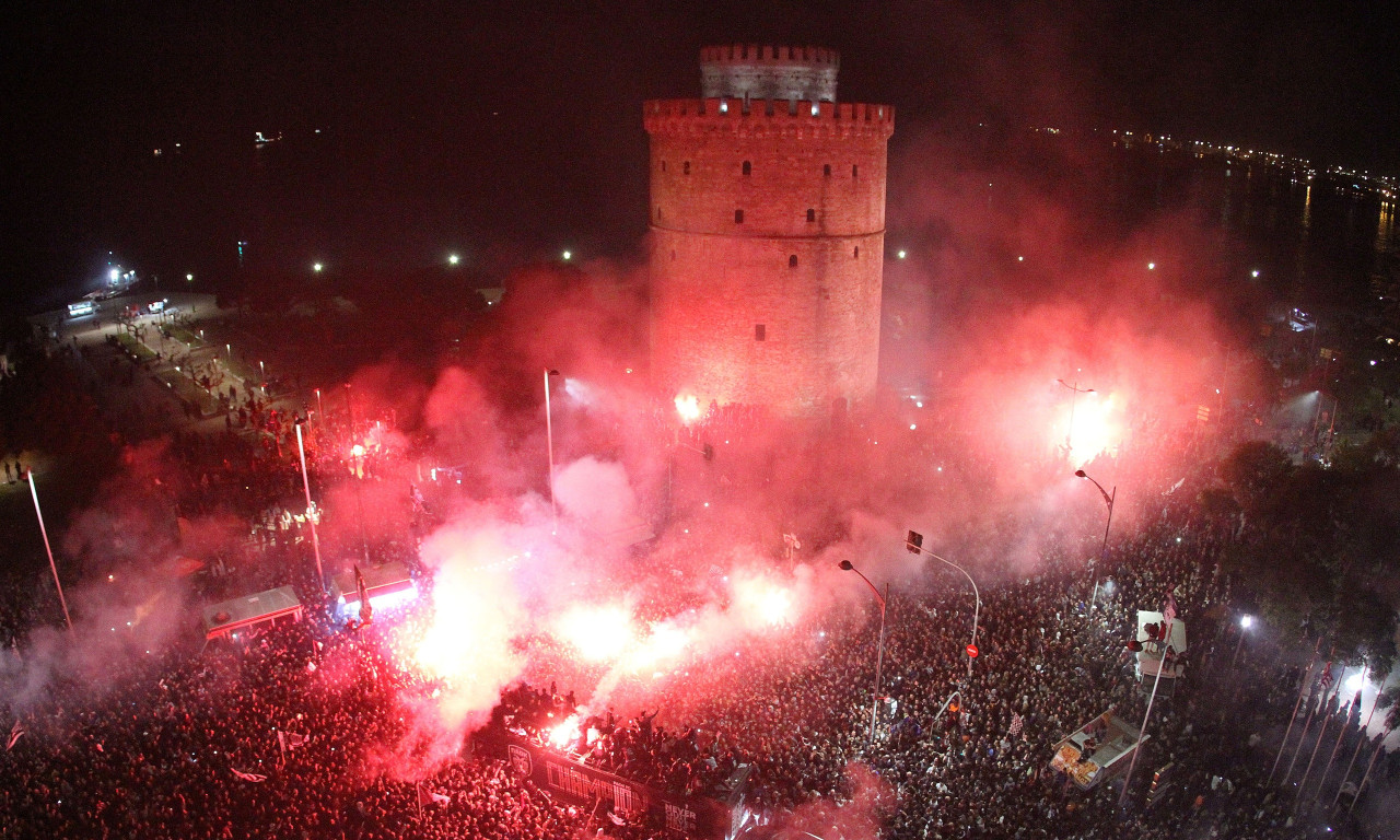 ΠΑΟΚ: Μια απίστευτη εικόνα των πανηγυρισμών στον Λευκό Πύργο (photo)