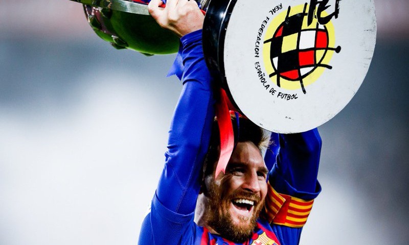 Ο Μέσι και οι κούπες του (photo)