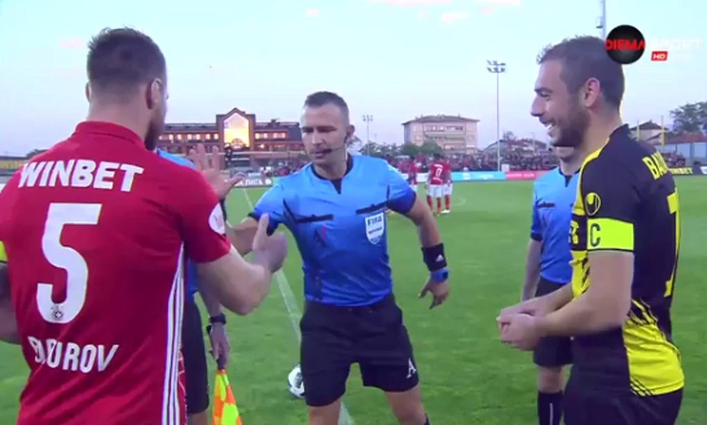 Έπος: Στη Βουλγαρία αντί για στρίψιμο νομίσματος διάλεξαν σέντρα τσουγκρίζοντας αυγά! (vid)