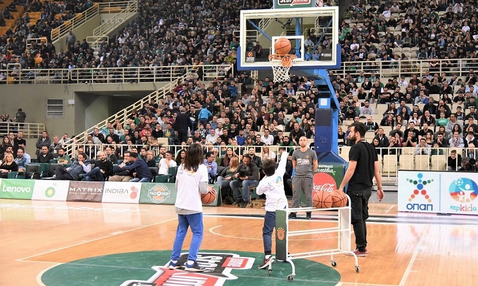 Κερkida ΟΠΑΠ: Τα παιδιά κατέβηκαν στο παρκέ και έπαιξαν μπάσκετ στο κατάμεστο ΟΑΚΑ (video)