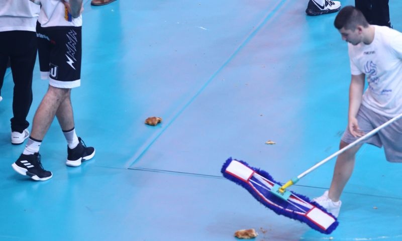 Απίστευτο: Πέταξαν ξανά μπουγάτσες οι οπαδοί του Ολυμπιακού (photos)