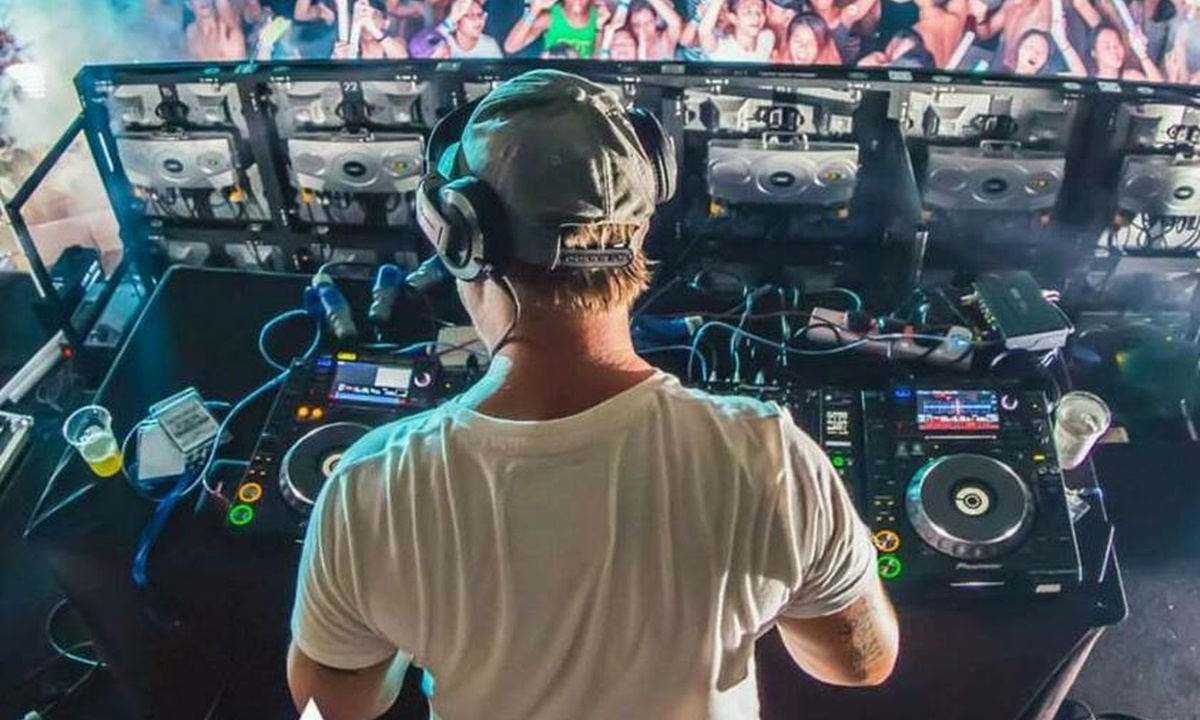 Θρήνος: Διάσημος DJ σκοτώθηκε στην προσπάθειά του να σώσει φίλη του (pics)