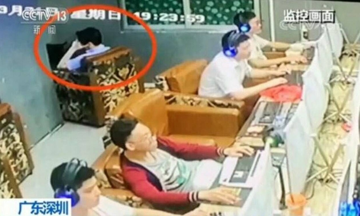 Καθόταν σε internet καφέ για δύο ημέρες και μετά κατάλαβαν τι έχει συμβεί