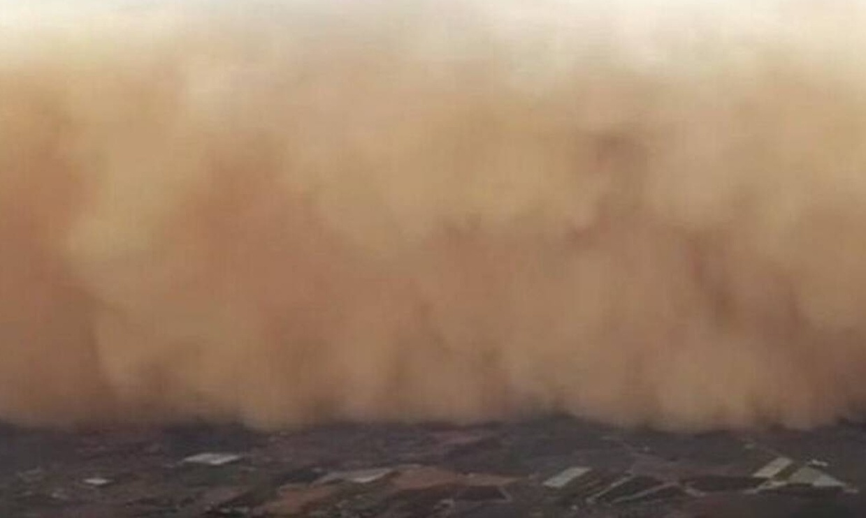 Aπίστευτο βίντεο: Αεροπλάνο βρέθηκε μπροστά σε τεράστια αμμοθύελλα - Δείτε τι συνέβη (video)