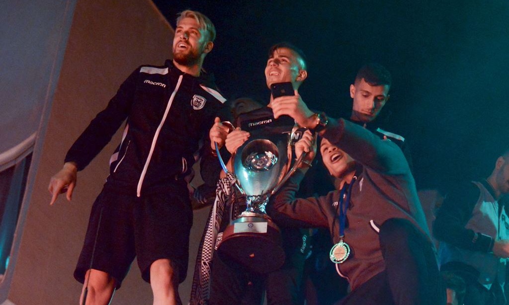 Επικό! Νύφη παράτησε το γλέντι του γάμου της για να πανηγυρίσει με τον ΠΑΟΚ στο Λευκό Πύργο (photo)