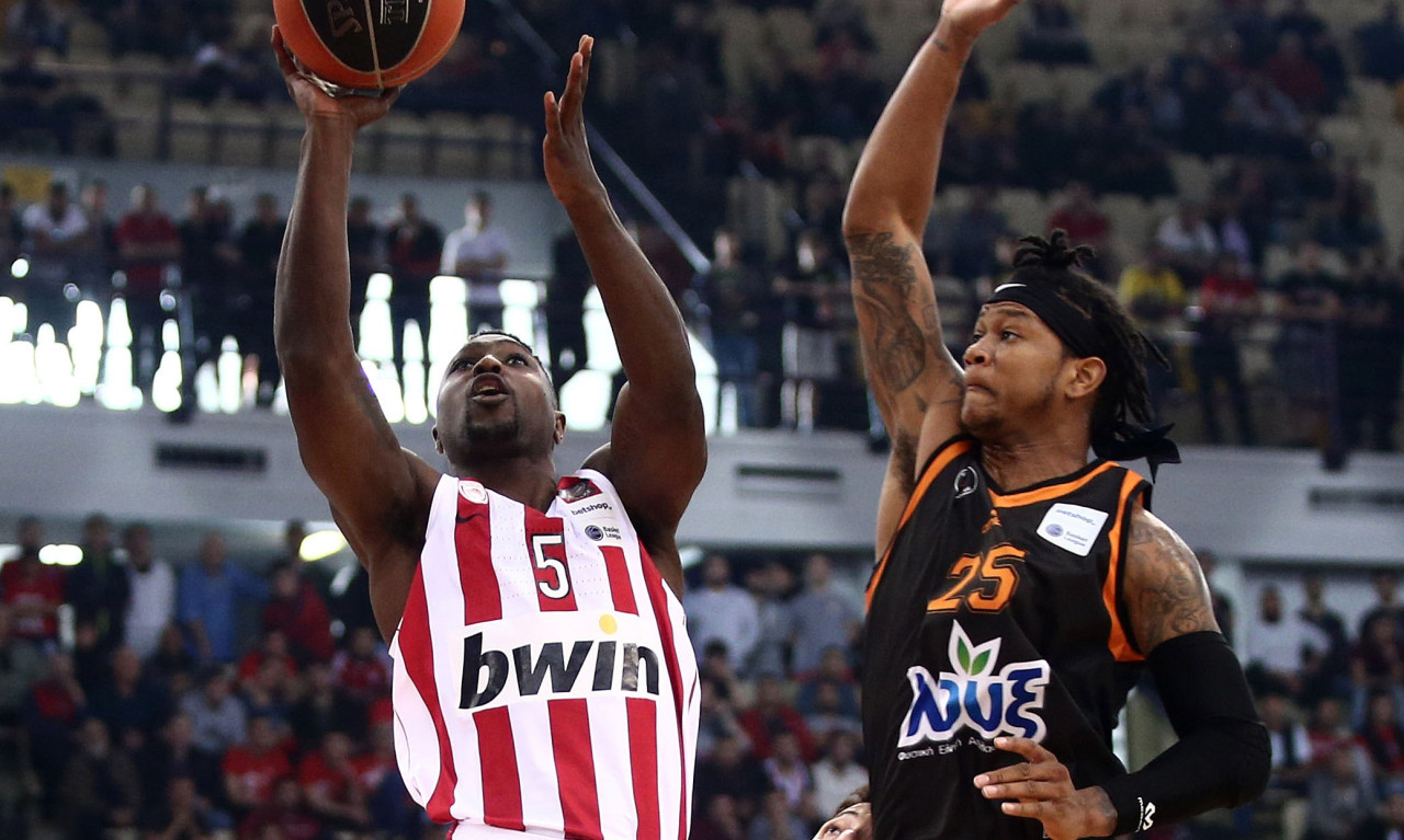 Έξαλλος ο Μπράουν του Προμηθέα! - «Έχω παίξει ένα ματς σε πέντε εβδομάδες» (photos)