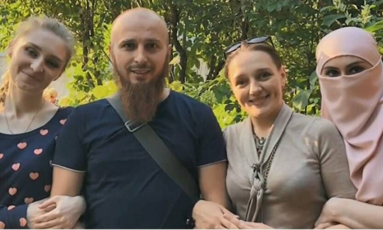 Αυτό ο άνδρας ζει με 3 γυναίκες – Δες τι κάνει όταν τον εκνευρίζουν! (photo)