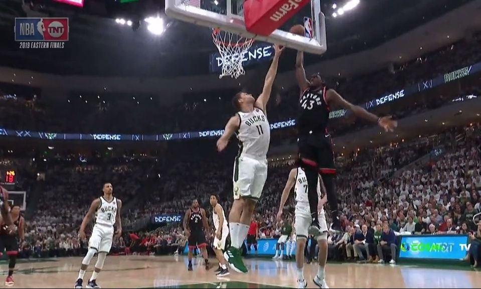 Μπακς – Ράπτορς: Εντυπωσιακό κάρφωμα ο Σιάκαμ (video)