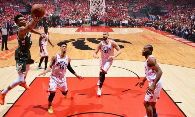 Τορόντο Ράπτορς-Μιλγουόκι Μπακς: Οι καλύτερες στιγμές του αγώνα (photos+video)