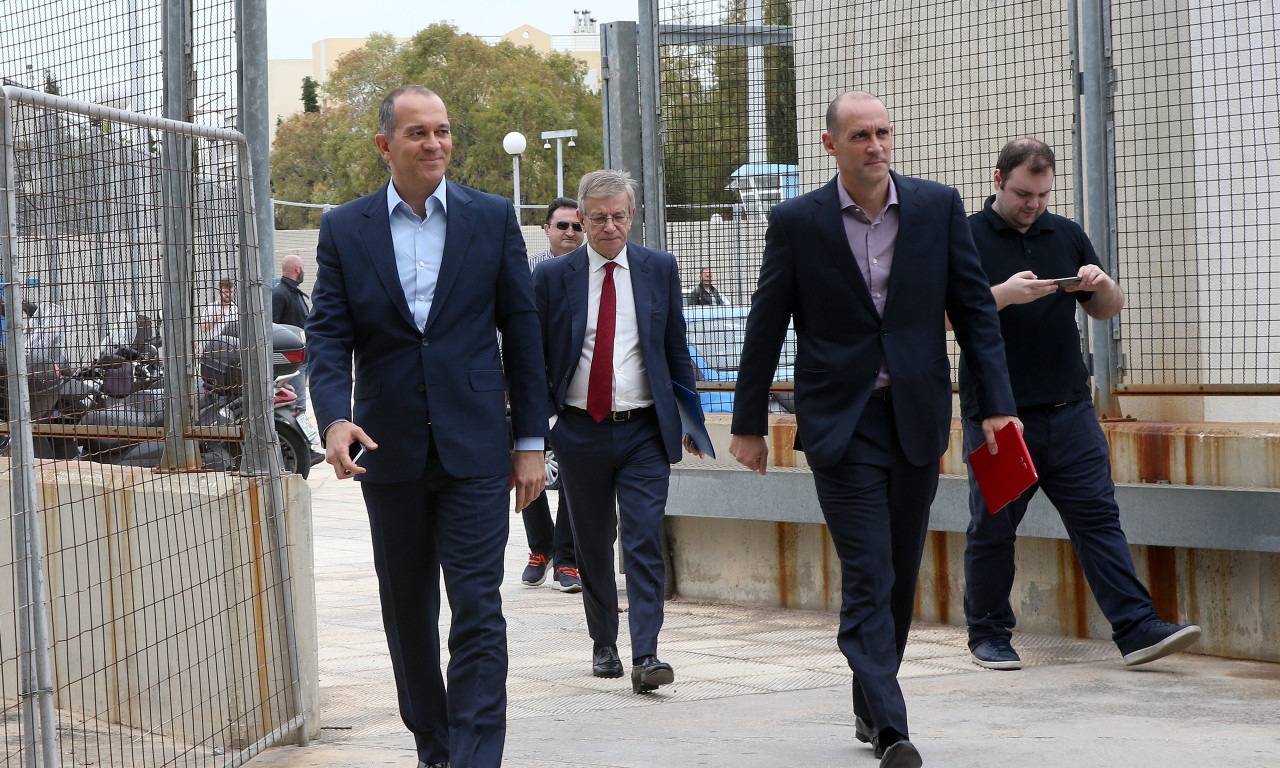 Η επικοινωνιακή ομπρέλα μπάζει νερά