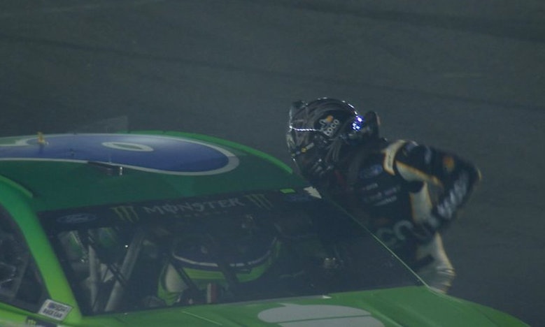 Απίστευτο ξύλο: Άφησαν τα τιμόνια και έπαιξαν μπουνιές
