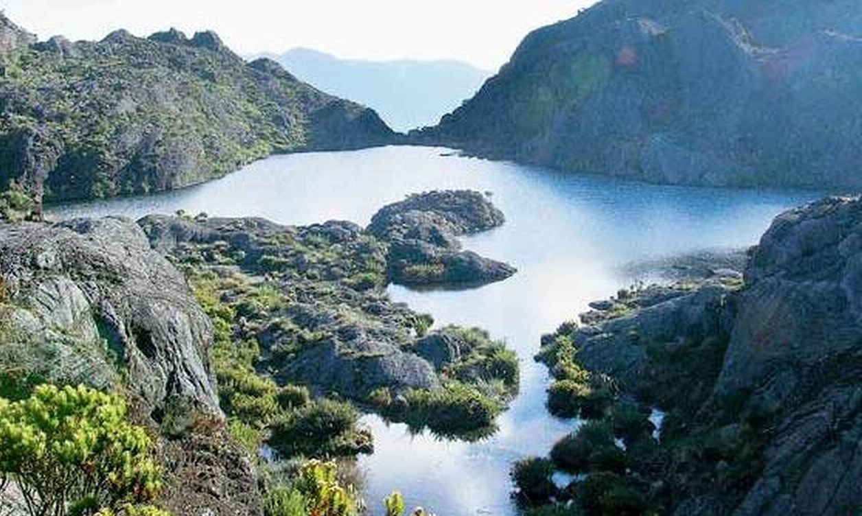 Οργή προκάλεσε αποκαλυπτική φωτογράφιση blogger - Κατηγορείται για βεβήλωση ιερής λίμνης (photos)