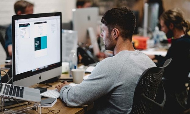 Ξέρουμε τι σκέφτεσαι εσύ και άλλοι 7 στους 10 κάθε πρωί στο γραφείο!