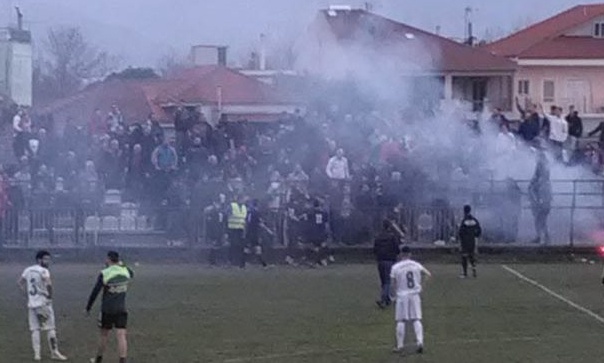 Επεισόδια σε τοπικό αγώνα, έξι αστυνομικοί τραυματίες! (video)