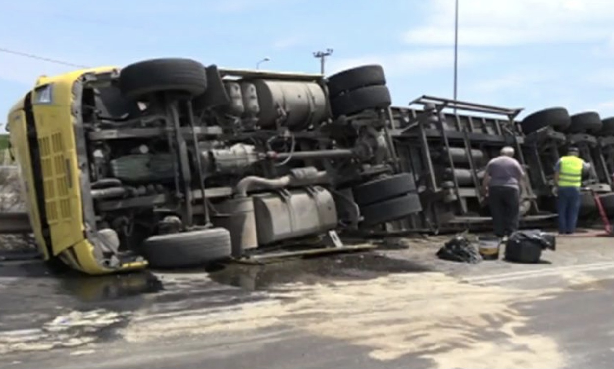 Τρομακτικό τροχαίο στα Οινόφυτα - Σώος ο οδηγός (video)