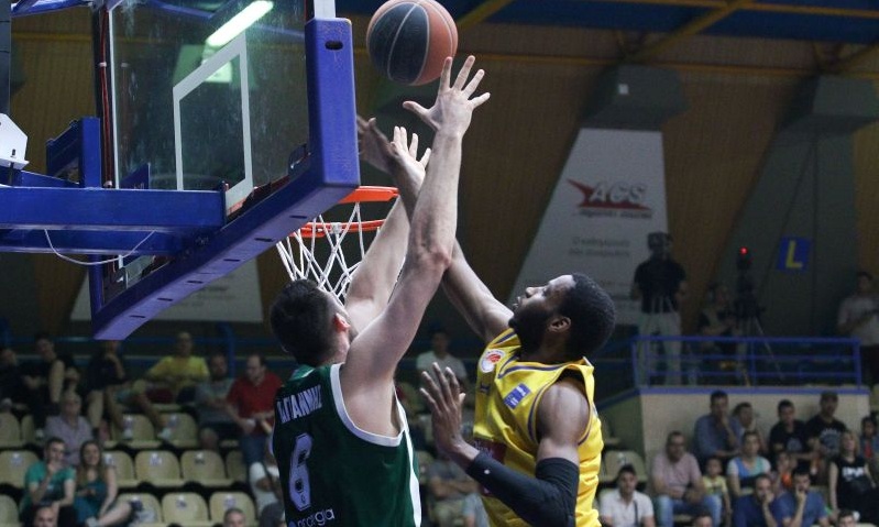 Ο παίκτης του Ολυμπιακού κι αυτές που… τράβηξαν τα βλέμματα στο Περιστέρι – Παναθηναϊκός (photos)