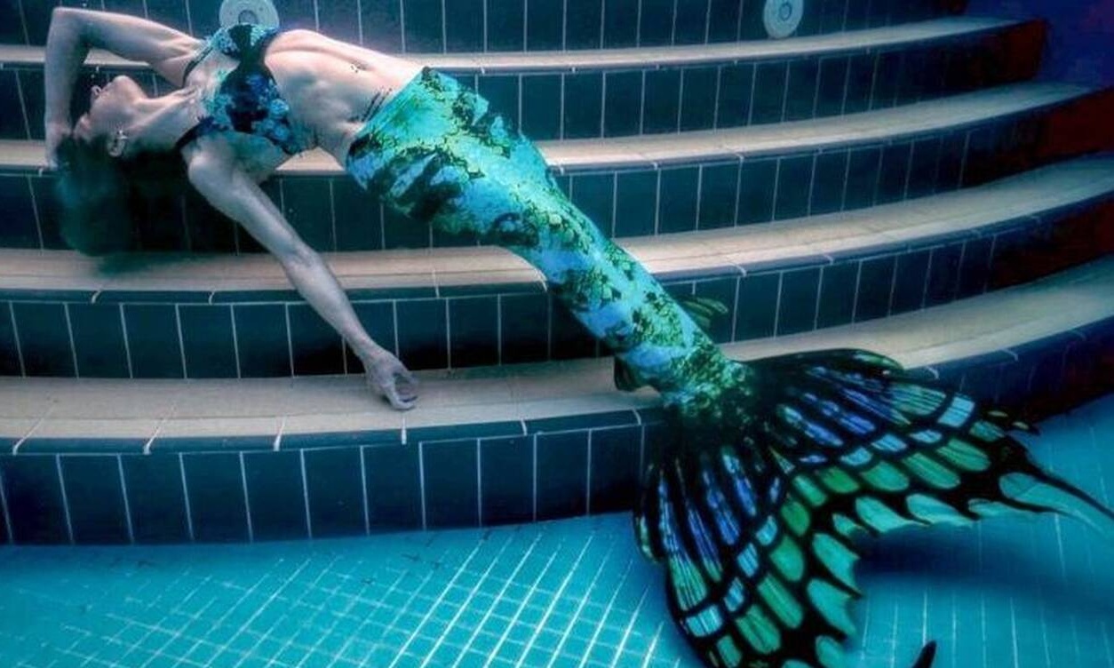 Αυτή είναι η... γοργόνα που κρατά την αναπνοή της κάτω απ' το νερό για 4 λεπτά! (video)